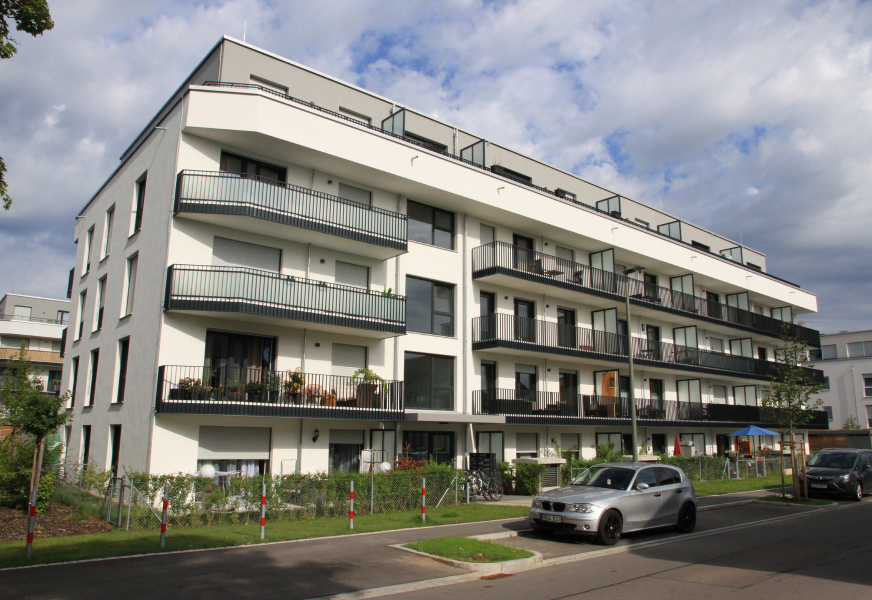 Balkon und Dachterrassengelaender mit Glasfuellung in Wellenoptik