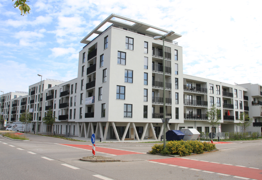 Balkon und Dachterrassengelaender mit Glasfuellung in Wellenoptik